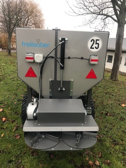 Clever Viticulture Equipment: Lime Spreader 2,5 ZX